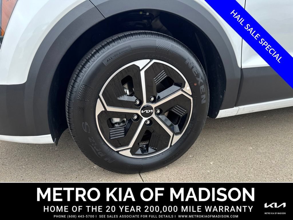 Used 2025 Kia Niro EX FWD image 9