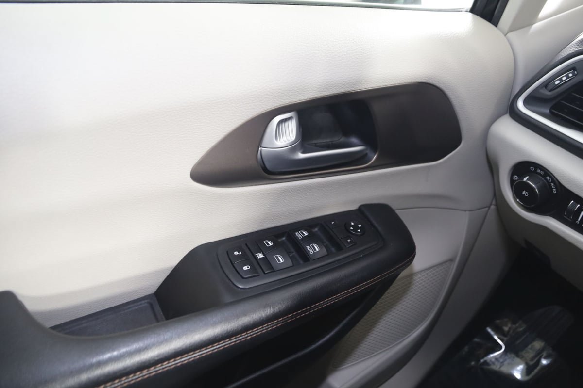 Used 2018 Chrysler Pacifica Touring-L FWD image 28