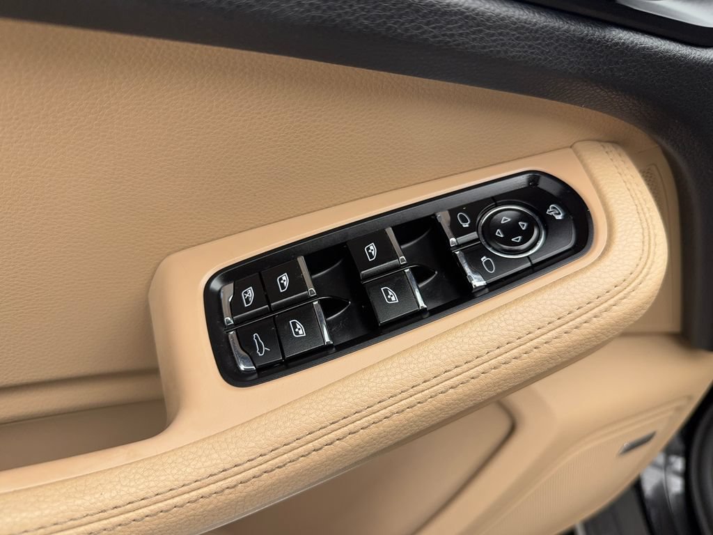 Used 2022 Porsche Macan AWD/4WD image 23