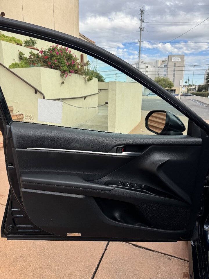 Used 2018 Toyota Camry LE FWD image 9