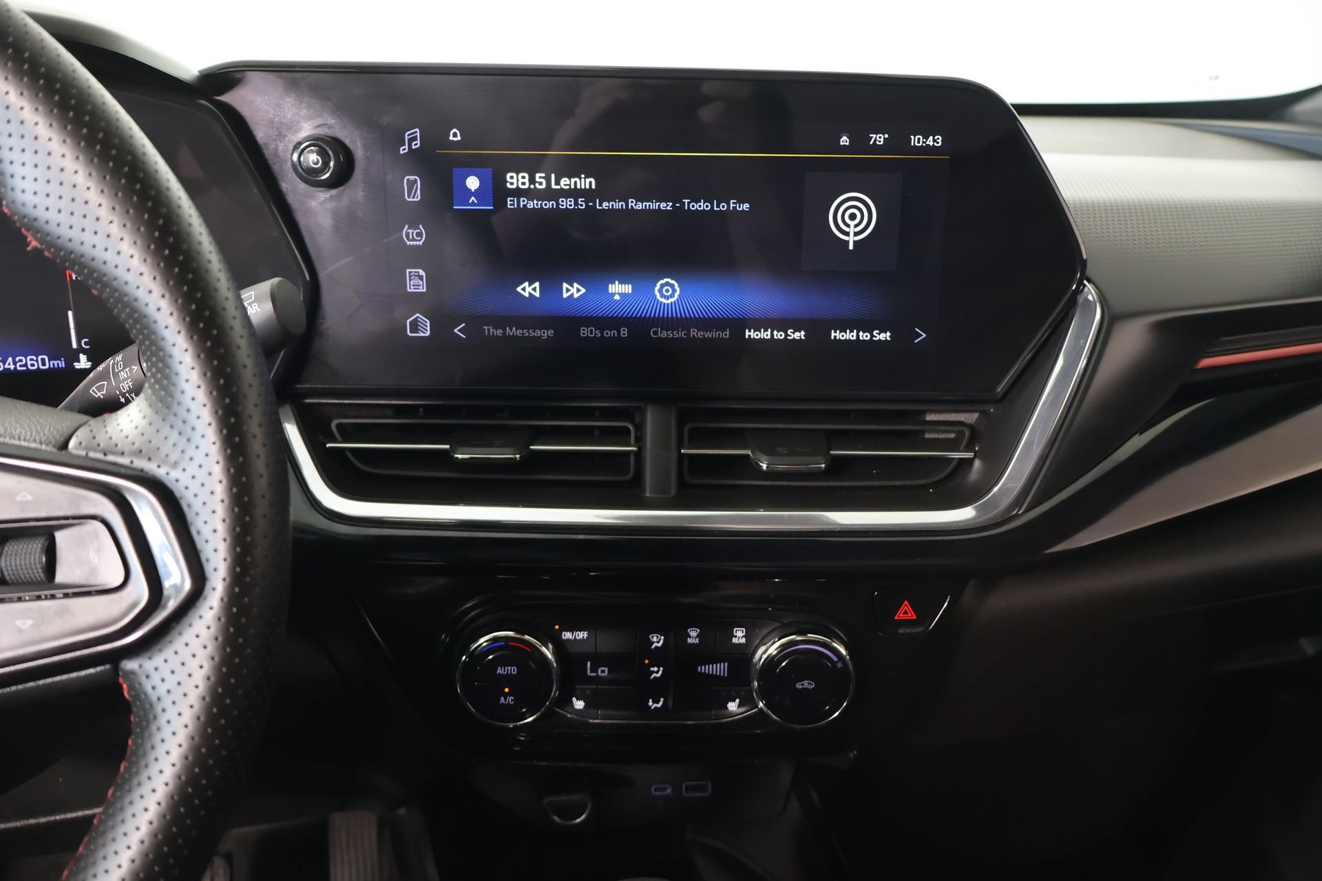 Used 2025 Chevrolet Trax RS w/ Sunroof Package FWD image 5