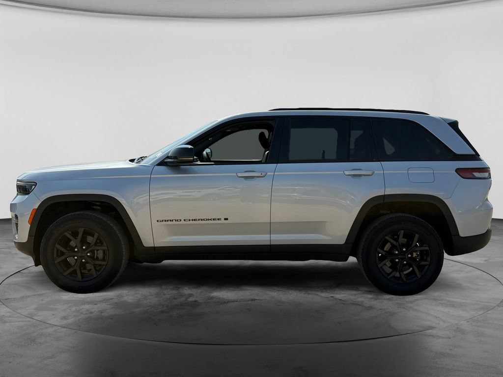Used 2025 Jeep Grand Cherokee Altitude AWD/4WD image 6