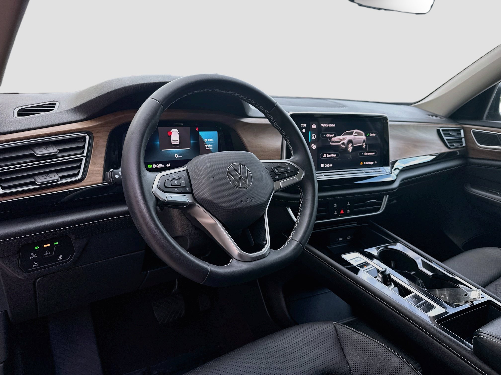 Used 2024 Volkswagen Atlas SE w/ Panoramic Sunroof Package FWD image 9