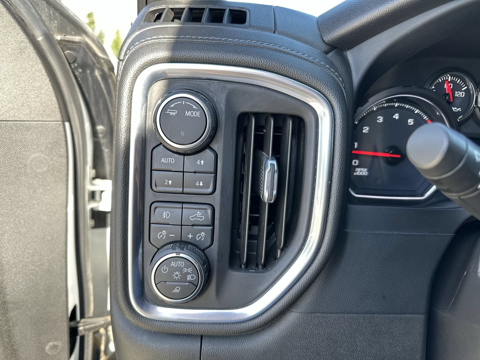 Used 2022 Chevrolet Silverado 1500 LT Trail Boss w/ Safety Package AWD/4WD image 17