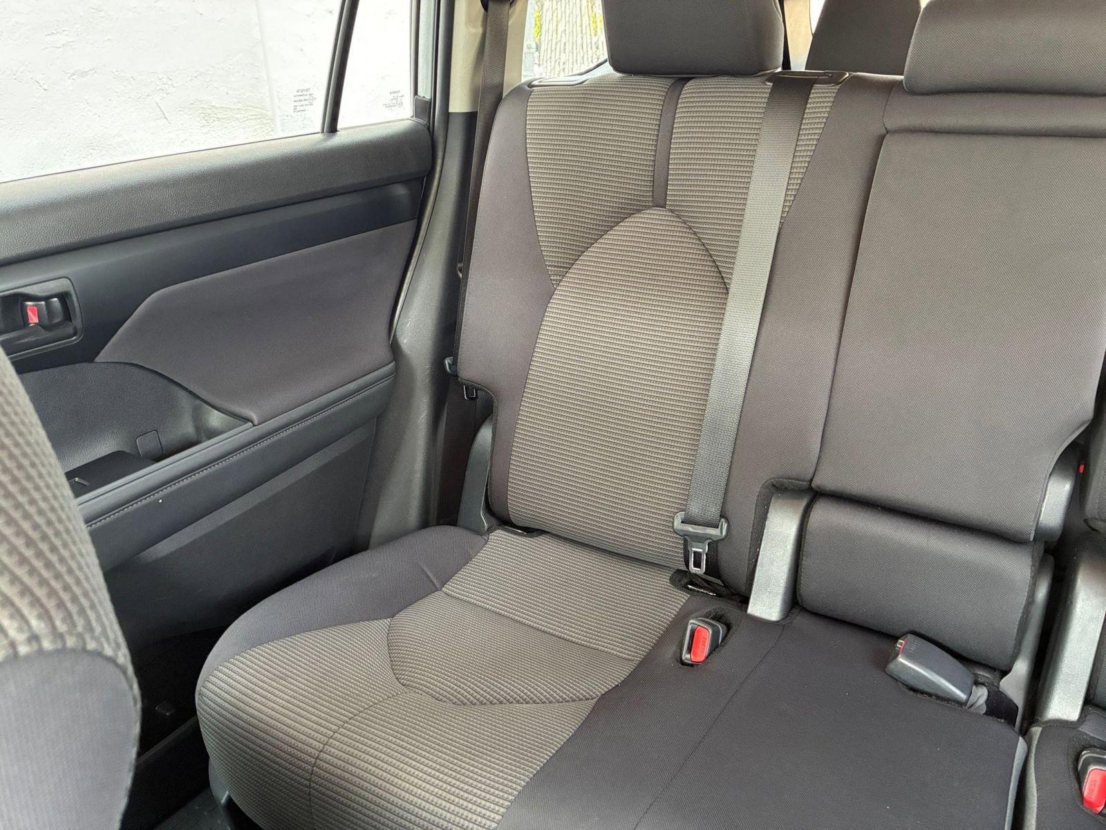 Used 2025 Toyota Highlander LE FWD image 41