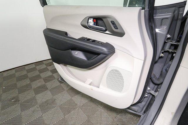 Used 2021 Chrysler Pacifica Touring-L image 40