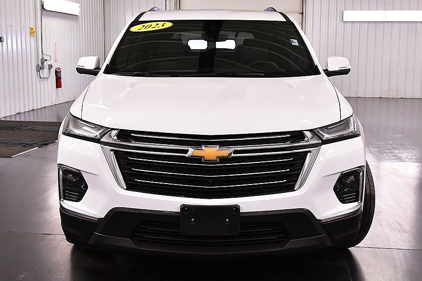 Used 2023 Chevrolet Traverse LT w/ Rear Camera Mirror Package image 2