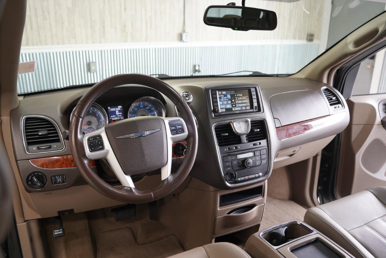 Used 2016 Chrysler Town & Country Touring FWD image 11