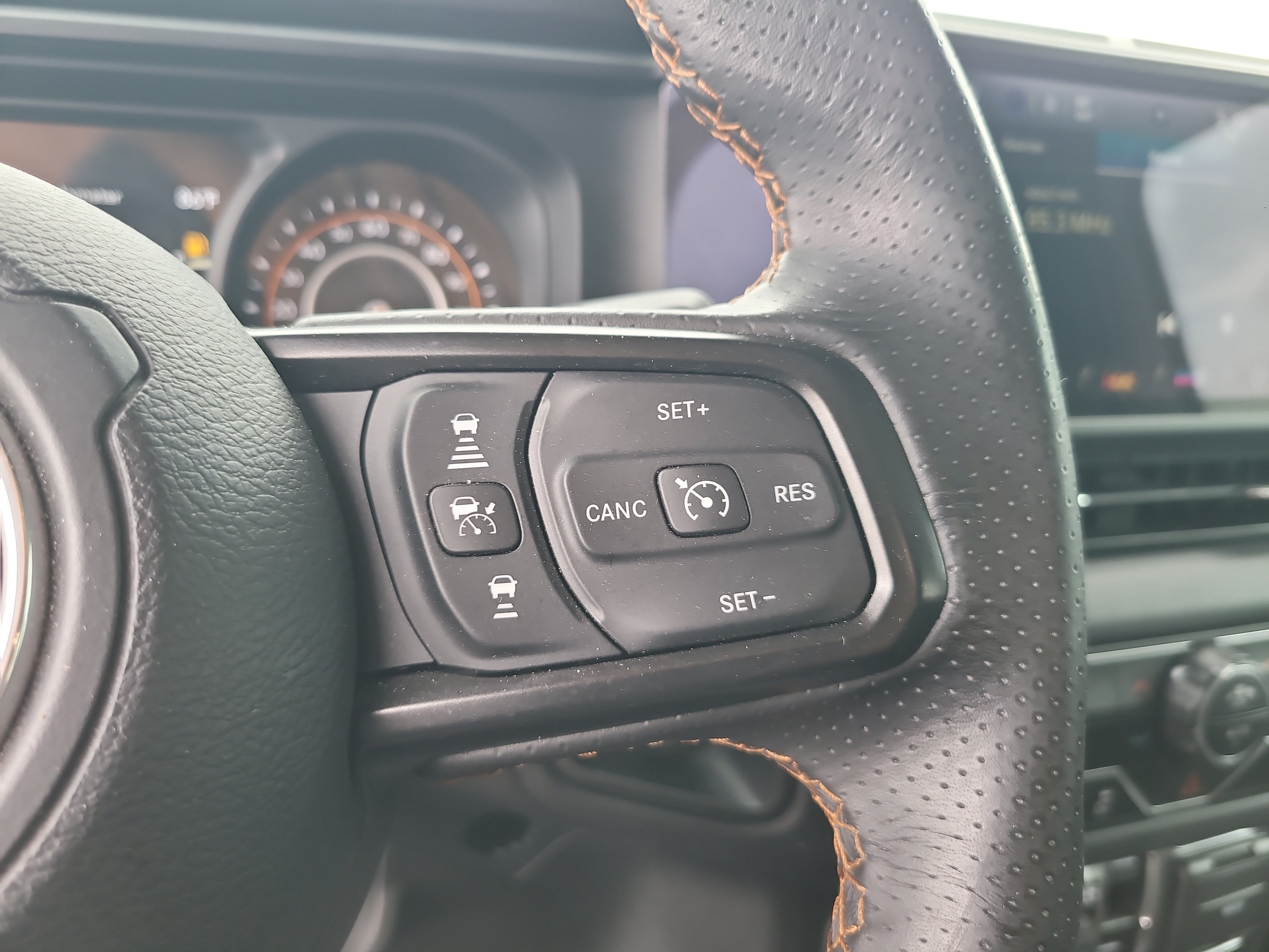 Used 2024 Jeep Gladiator Mojave AWD/4WD image 29
