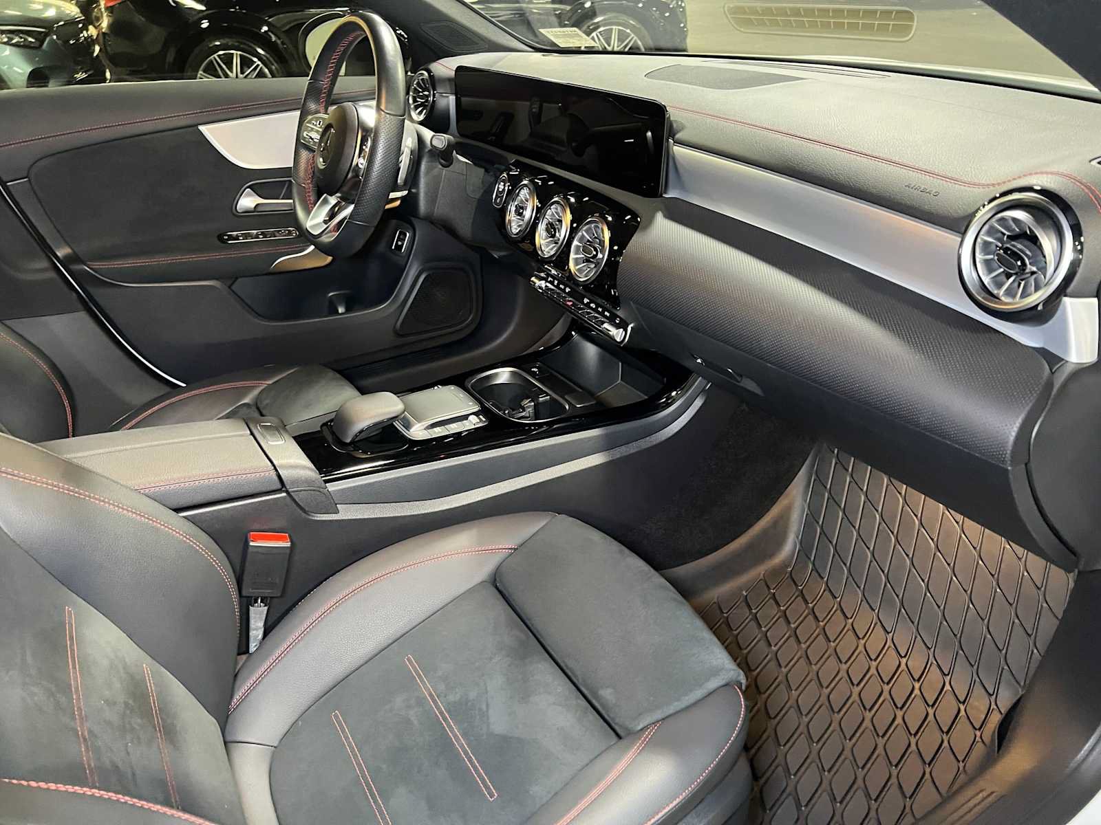 Used 2023 Mercedes-Benz CLA 250 4MATIC image 11