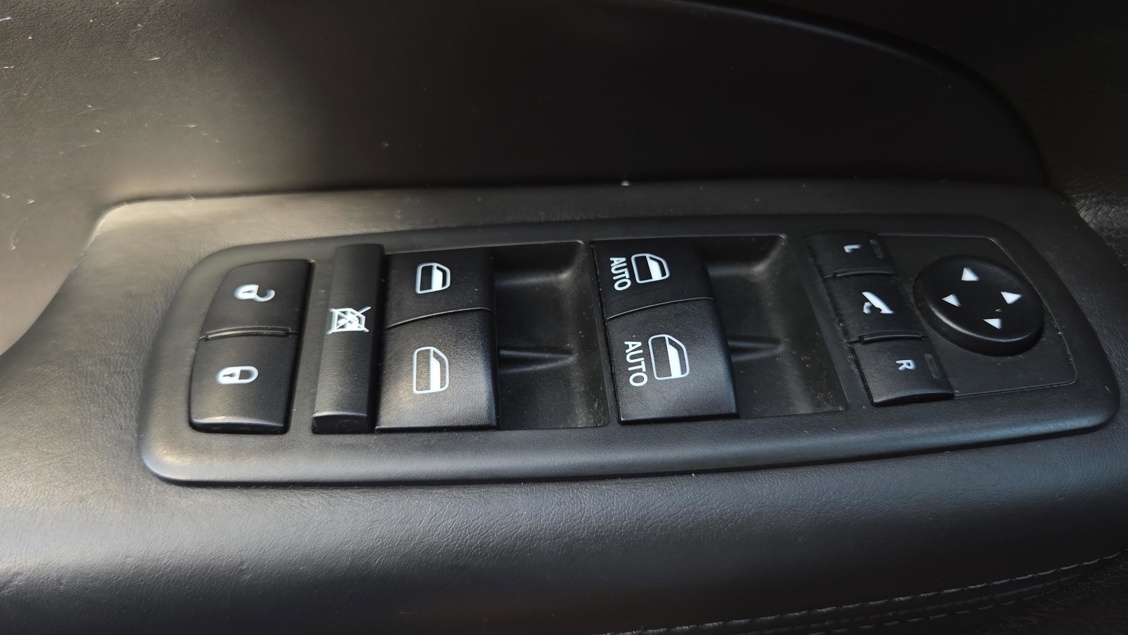 Used 2018 Jeep Grand Cherokee Overland AWD/4WD image 36