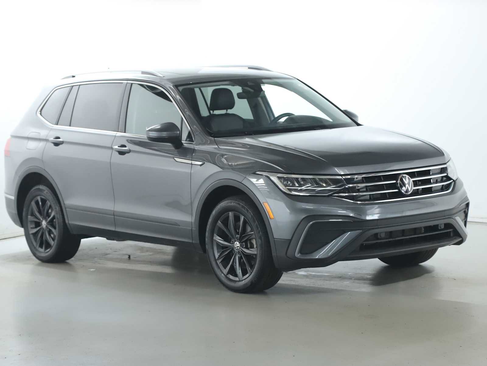 Certified 2024 Volkswagen Tiguan SE w/ Panoramic Sunroof Package AWD/4WD image 9