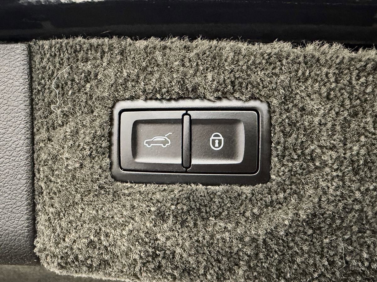 Used 2017 Bentley Bentayga image 36