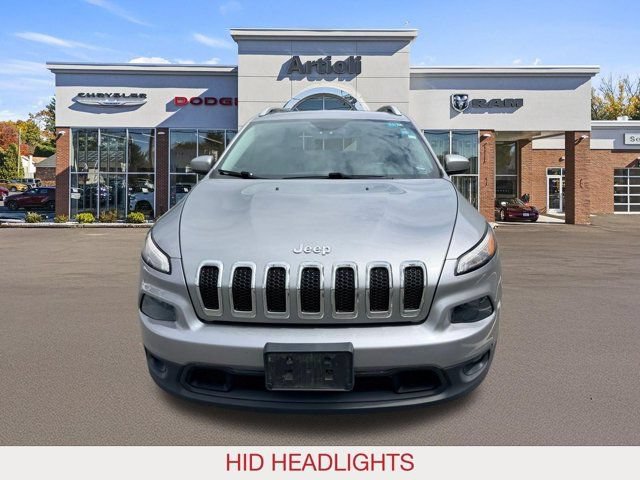 Used 2017 Jeep Cherokee Latitude AWD/4WD image 3