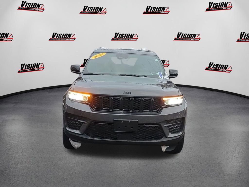 Used 2025 Jeep Grand Cherokee Altitude image 2