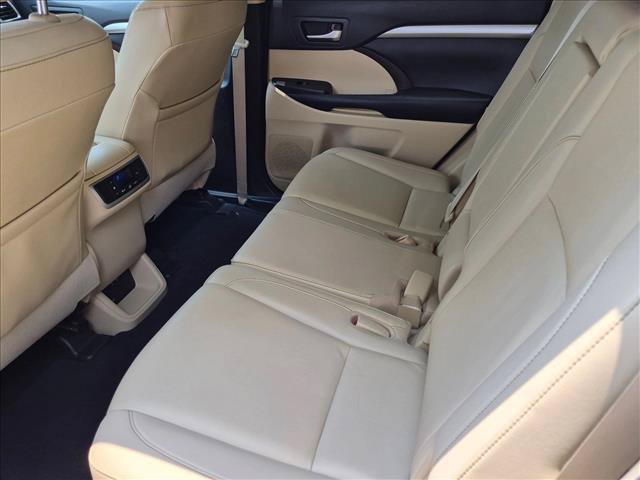 Used 2019 Toyota Highlander XLE AWD/4WD image 18