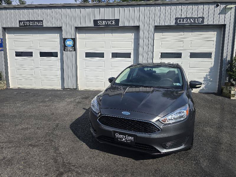 Used 2016 Ford Focus SE FWD image 2
