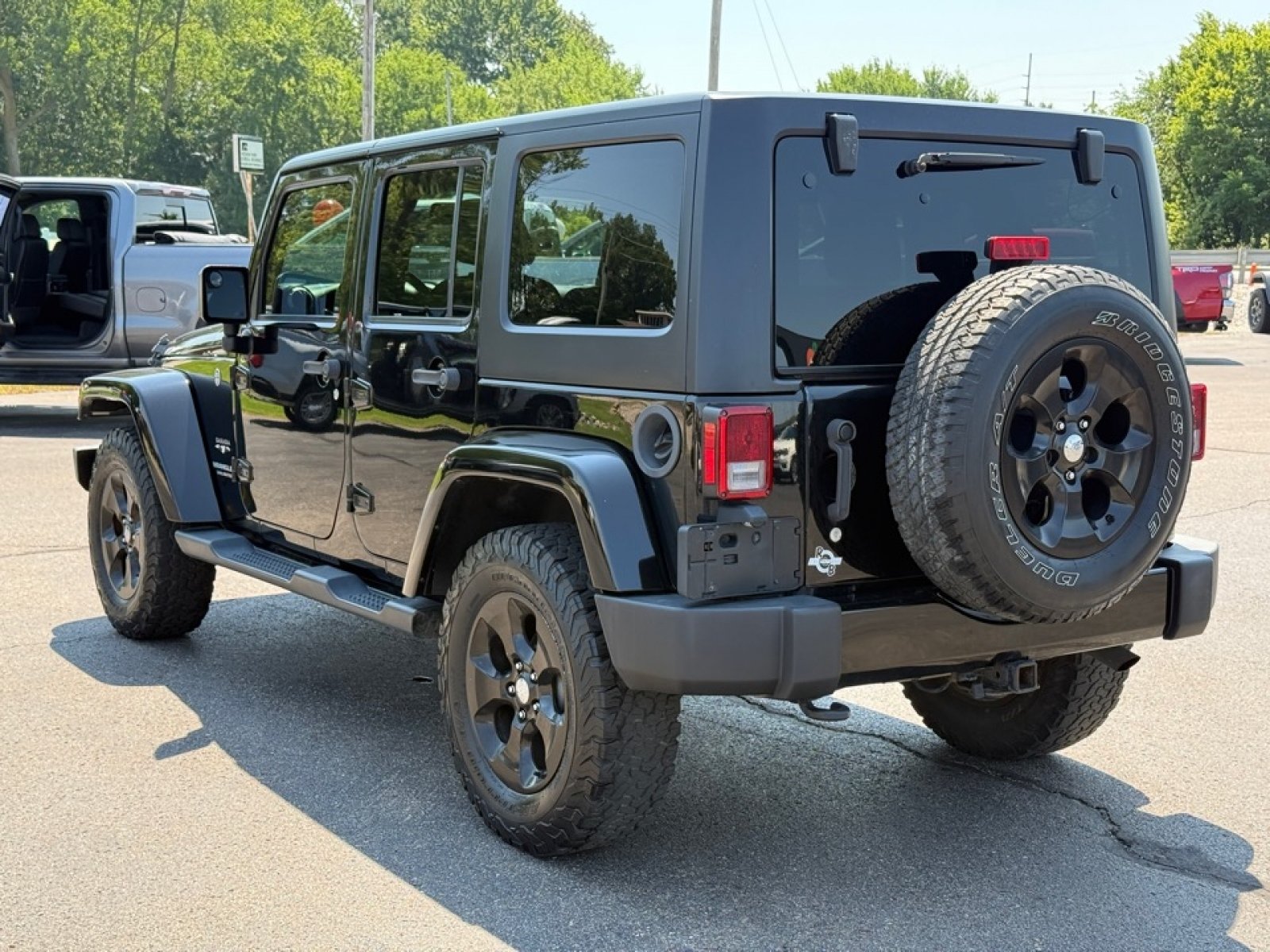 Used 2016 Jeep Wrangler Unlimited Sahara w/ Dual Top Group AWD/4WD image 6