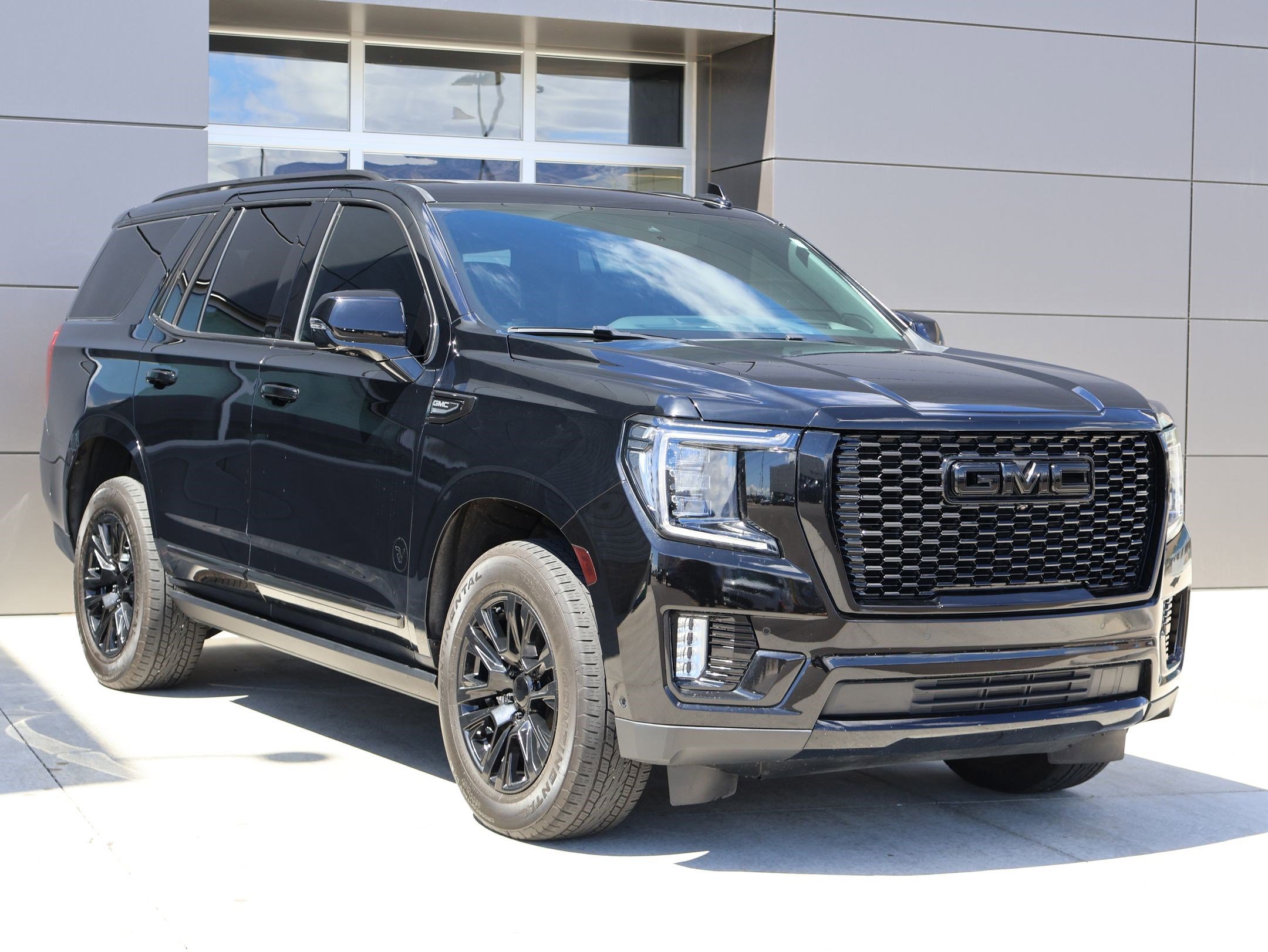 Used 2024 GMC Yukon Denali w/ Advanced Technology Package AWD/4WD image 3