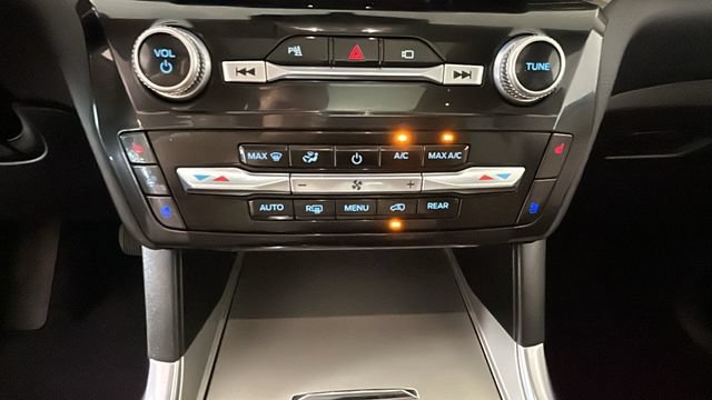 Used 2022 Ford Explorer Limited w/ Equipment Group 301A AWD/4WD image 23