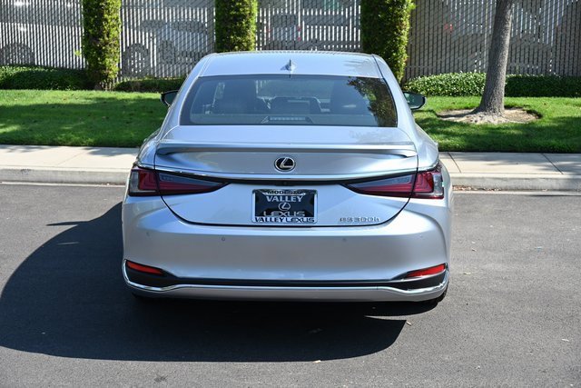 New 2025 Lexus ES 300h w/ Premium Package image 5