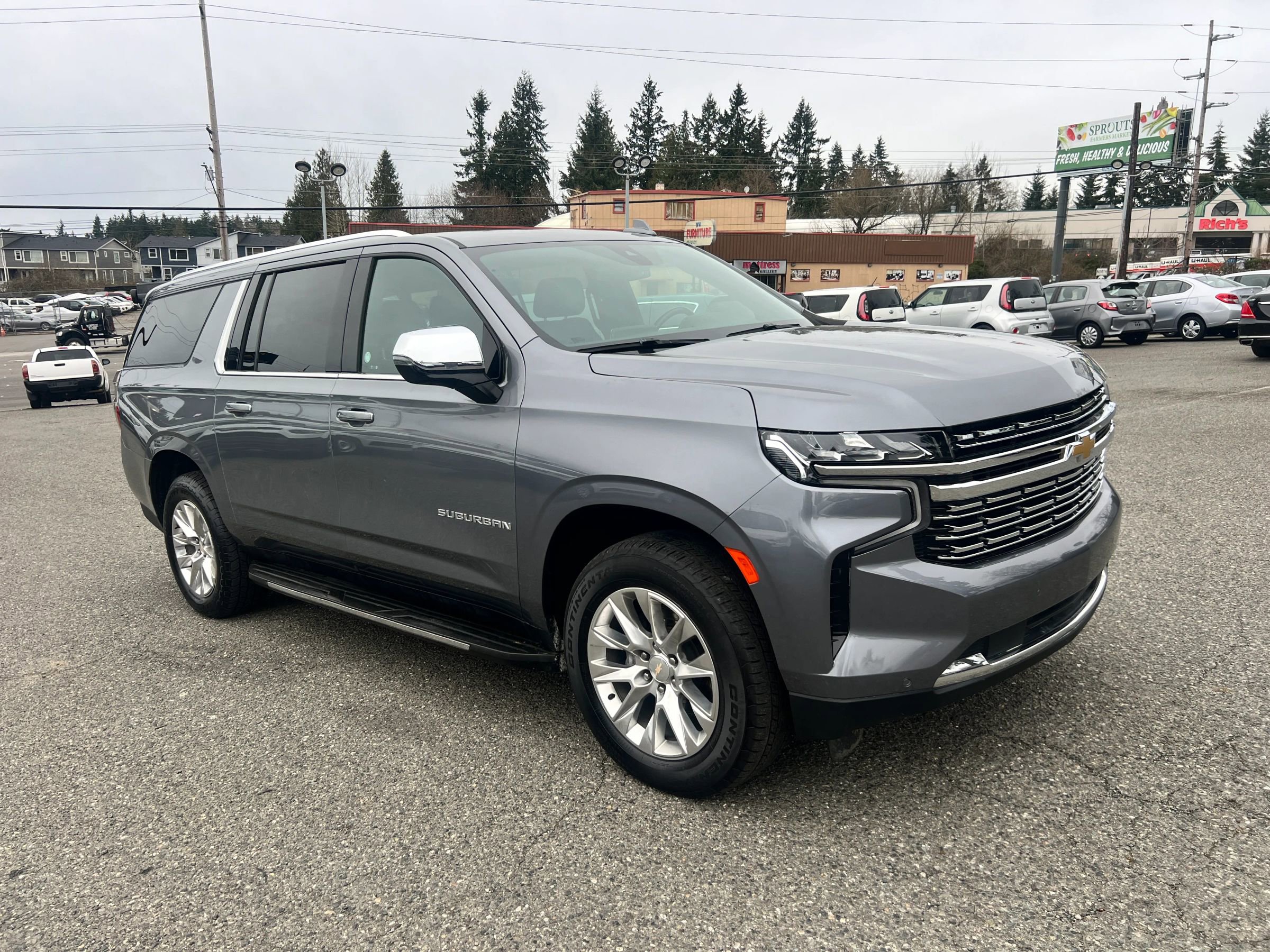 Used 2022 Chevrolet Suburban Premier image 3