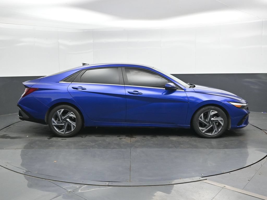 Used 2025 Hyundai Elantra SEL FWD image 3