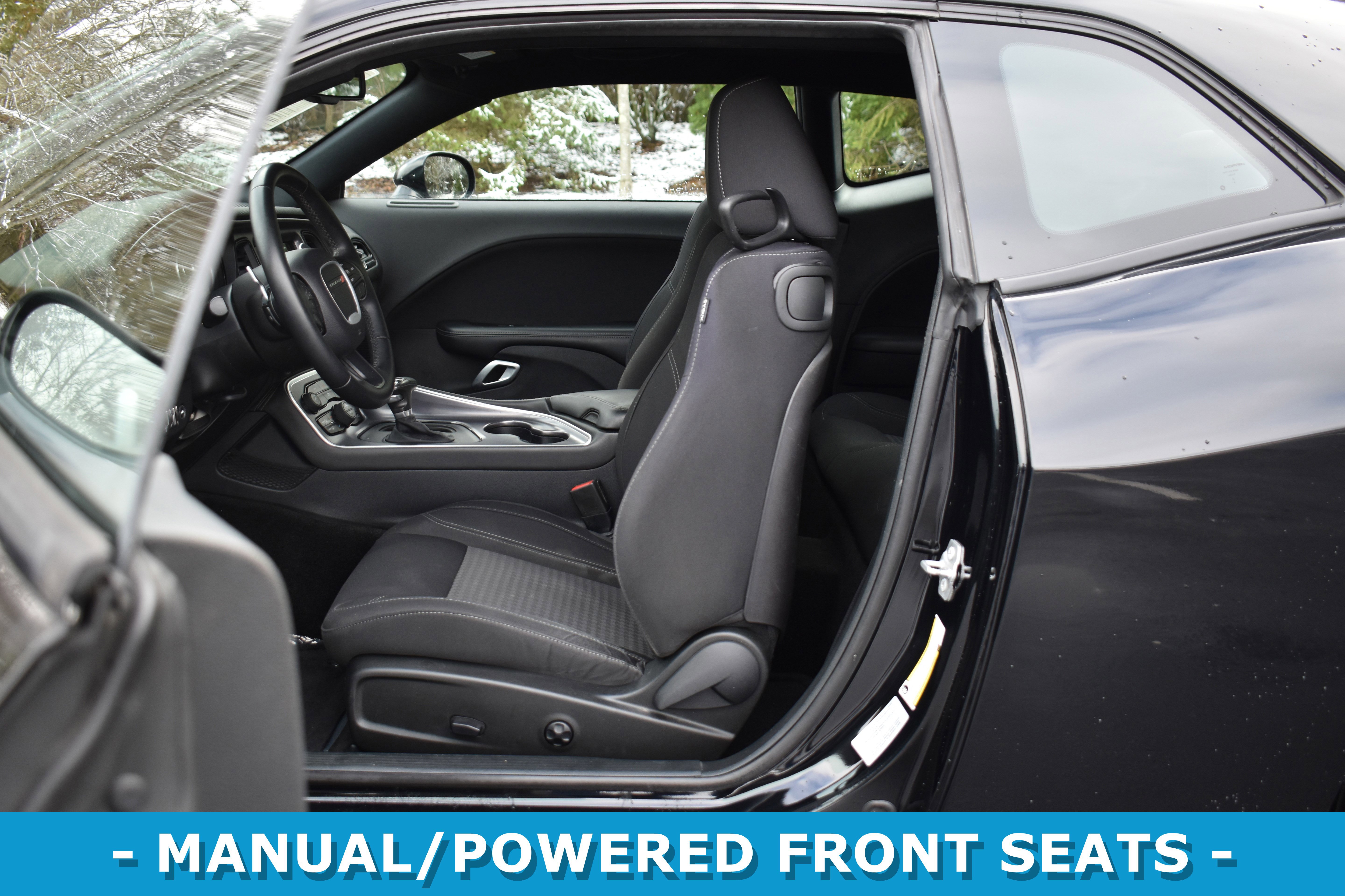 Used 2015 Dodge Challenger SXT image 4