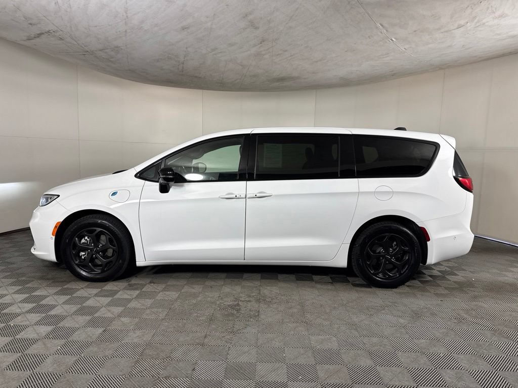 Certified 2024 Chrysler Pacifica Limited FWD image 9