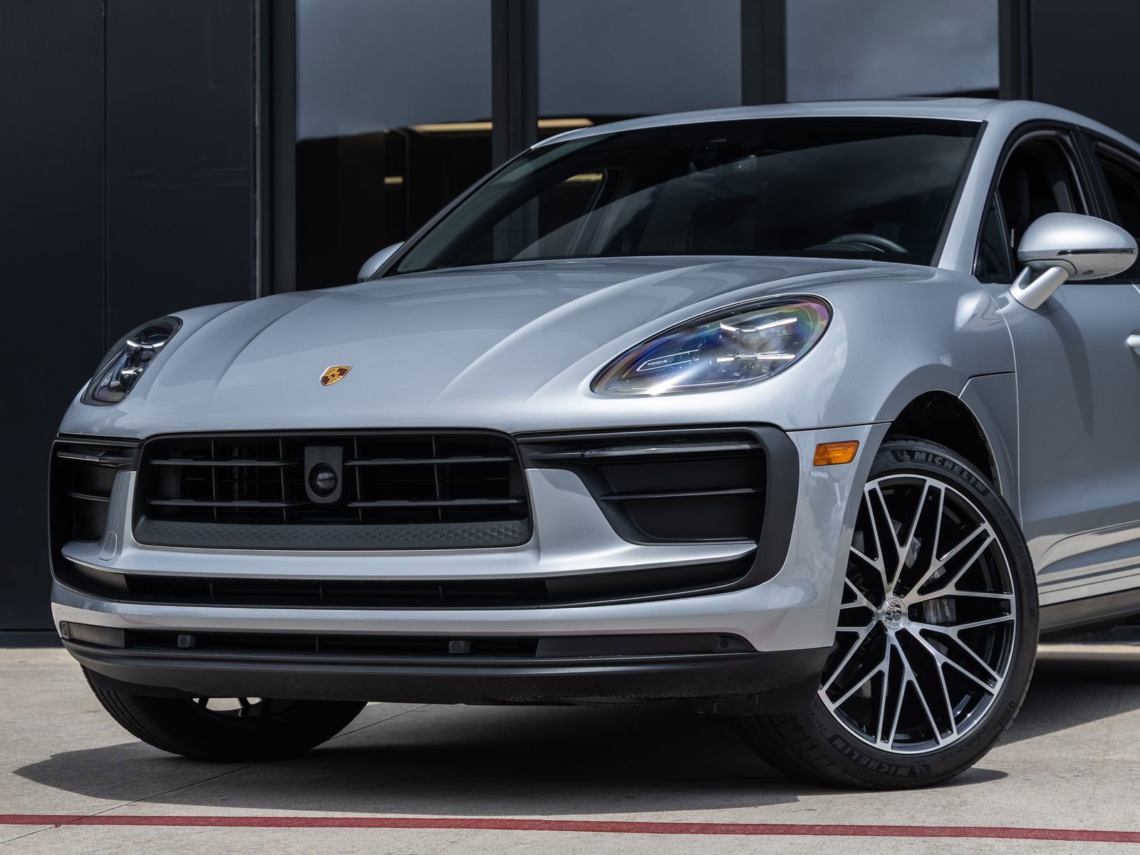 Certified 2025 Porsche Macan image 7