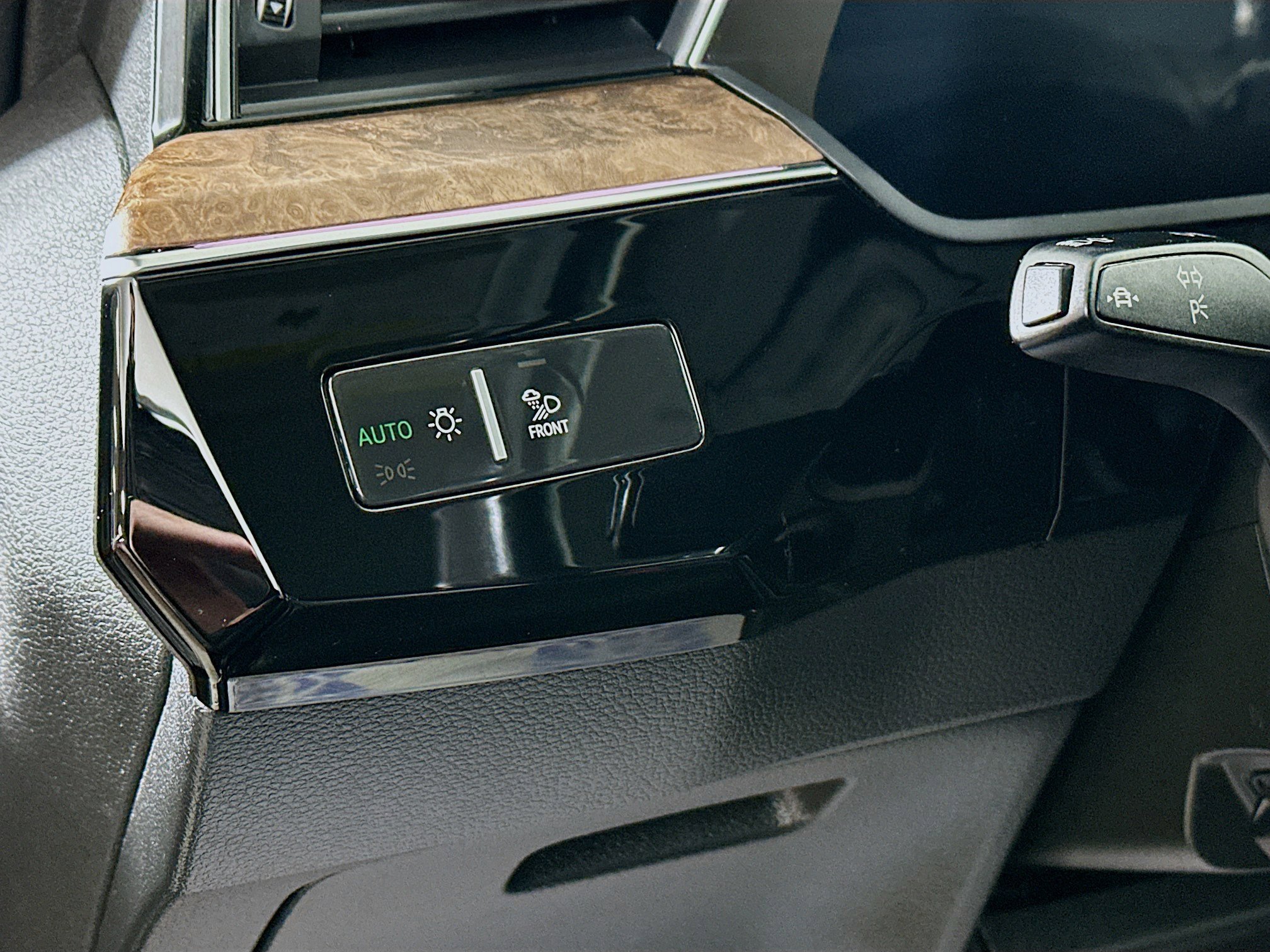 Used 2019 Audi e-tron Prestige w/ Prestige Package image 10