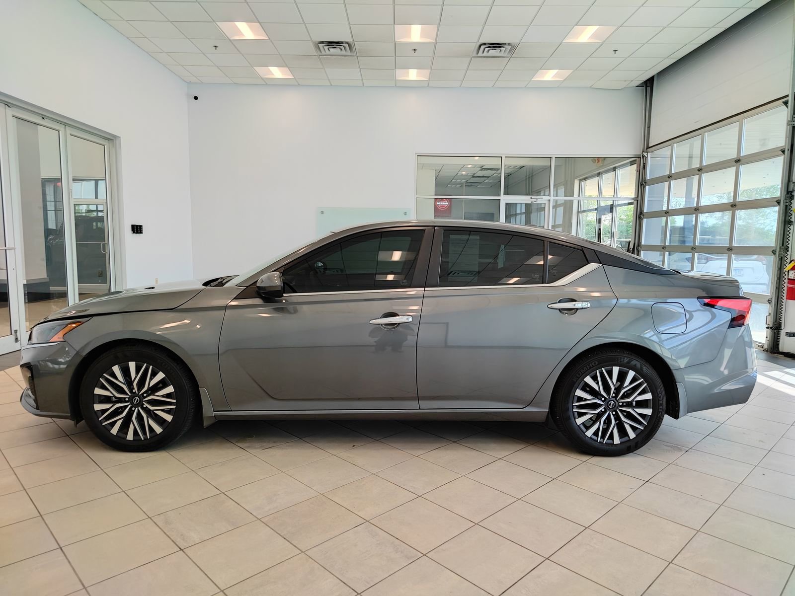 Used 2025 Nissan Altima 2.5 SV w/ SV Premium Package FWD image 6