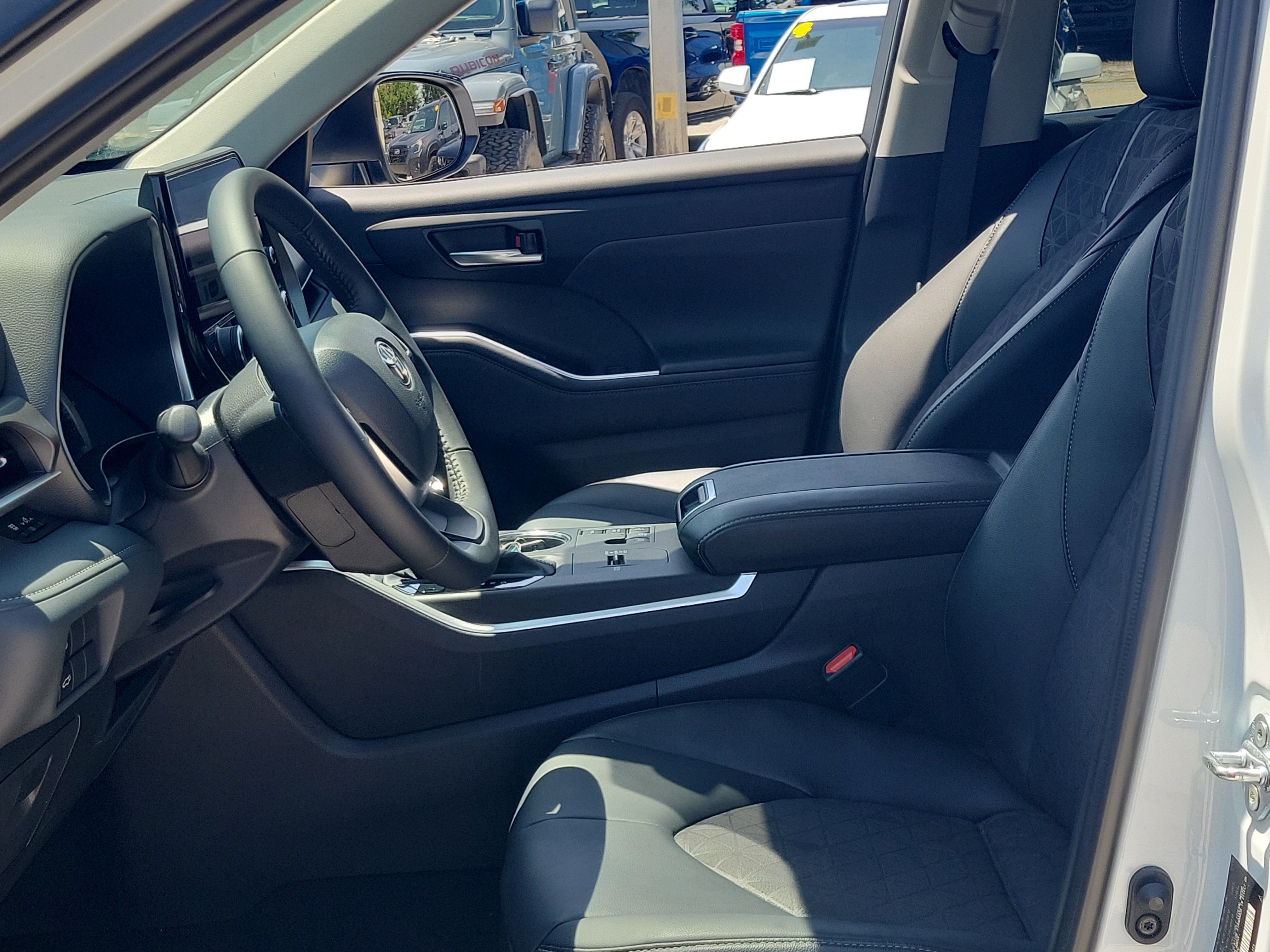 Used 2025 Toyota Highlander XLE AWD/4WD image 22