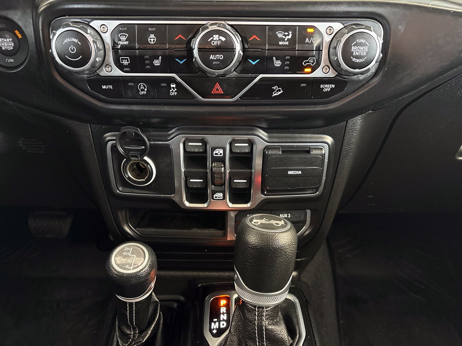 Used 2020 Jeep Wrangler Unlimited Sahara w/ Cold Weather Group AWD/4WD image 24