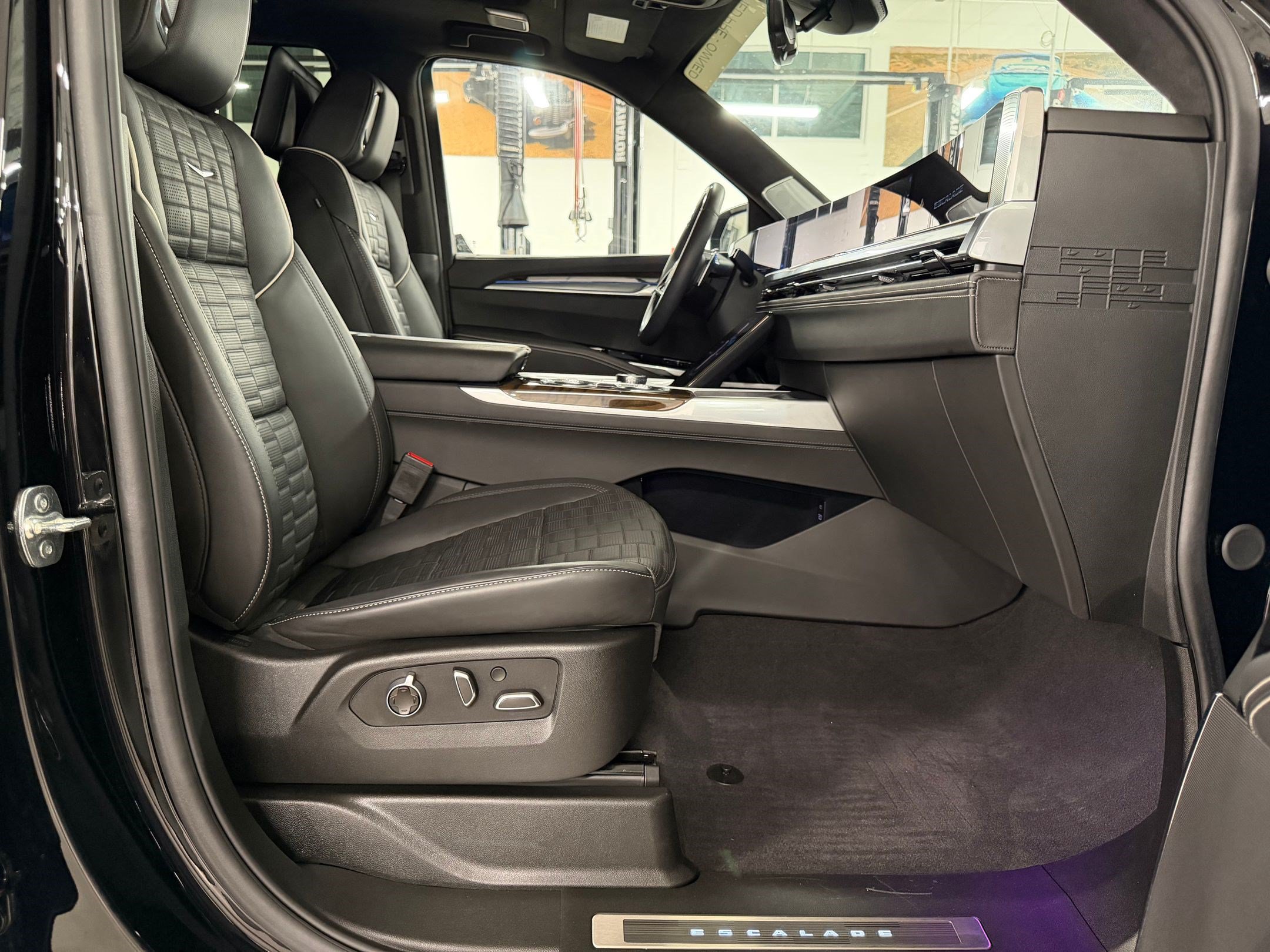 Certified 2025 Cadillac Escalade Sport Platinum w/ LPO, ONYX Package AWD/4WD image 31