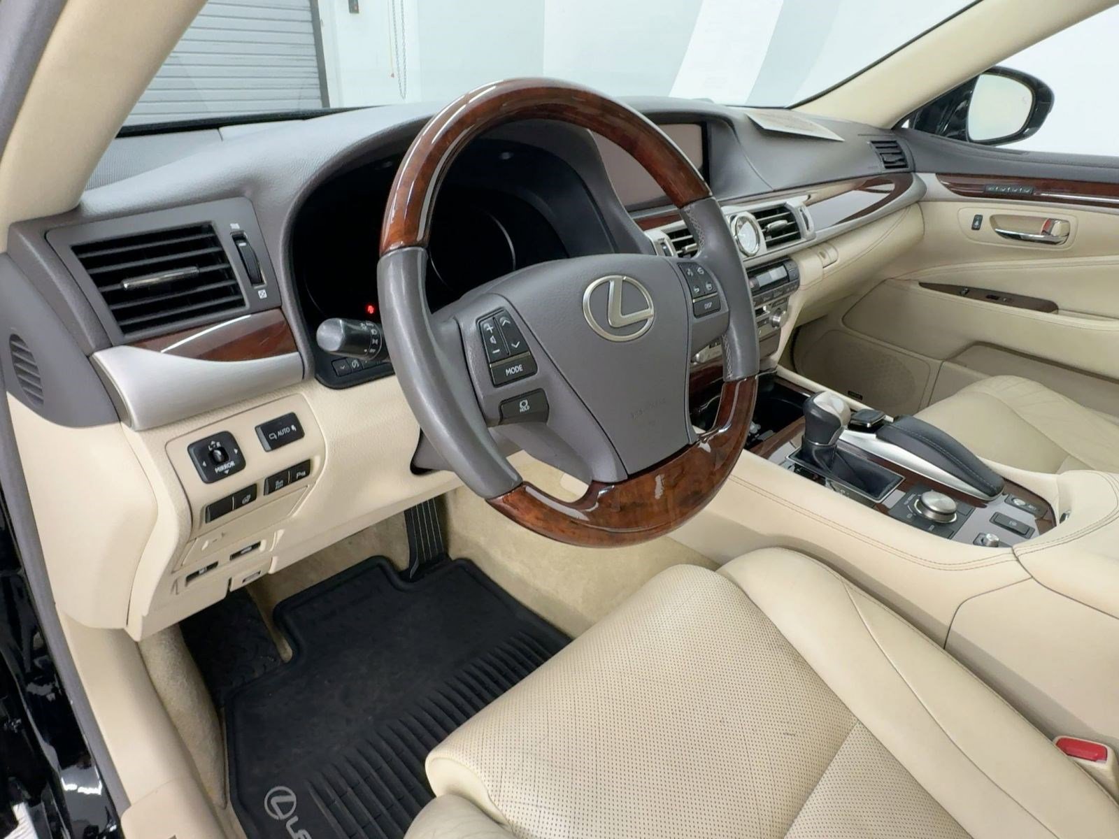 Used 2015 Lexus LS 460 w/ Comfort Package image 4