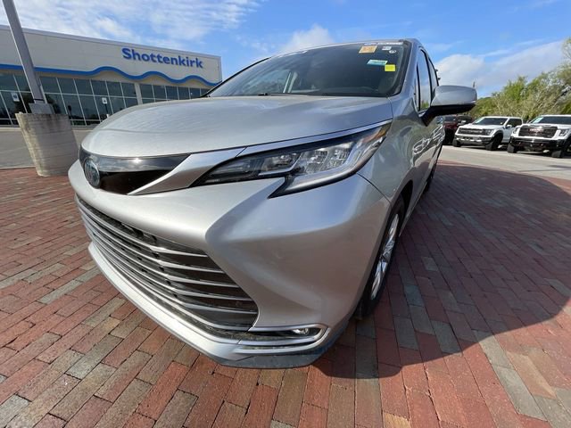 Used 2021 Toyota Sienna Limited image 7