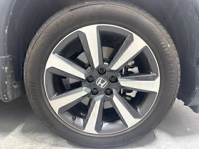 Used 2025 Honda Pilot Touring image 4