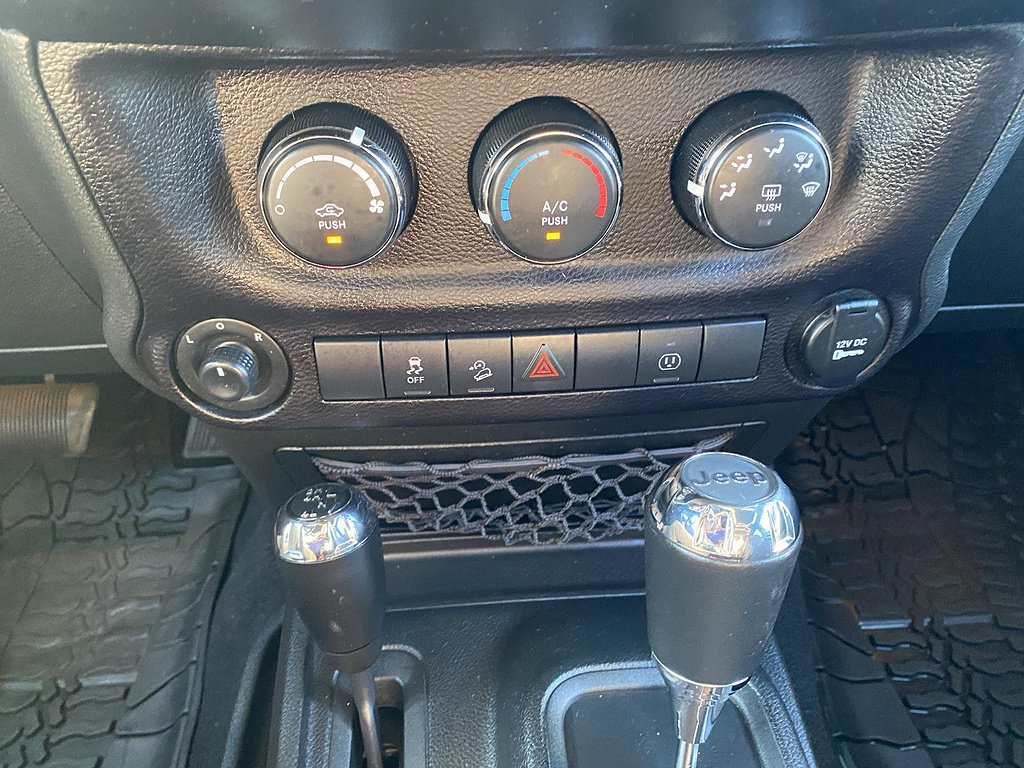 Used 2017 Jeep Wrangler Unlimited Sahara w/ Connectivity Group AWD/4WD image 18