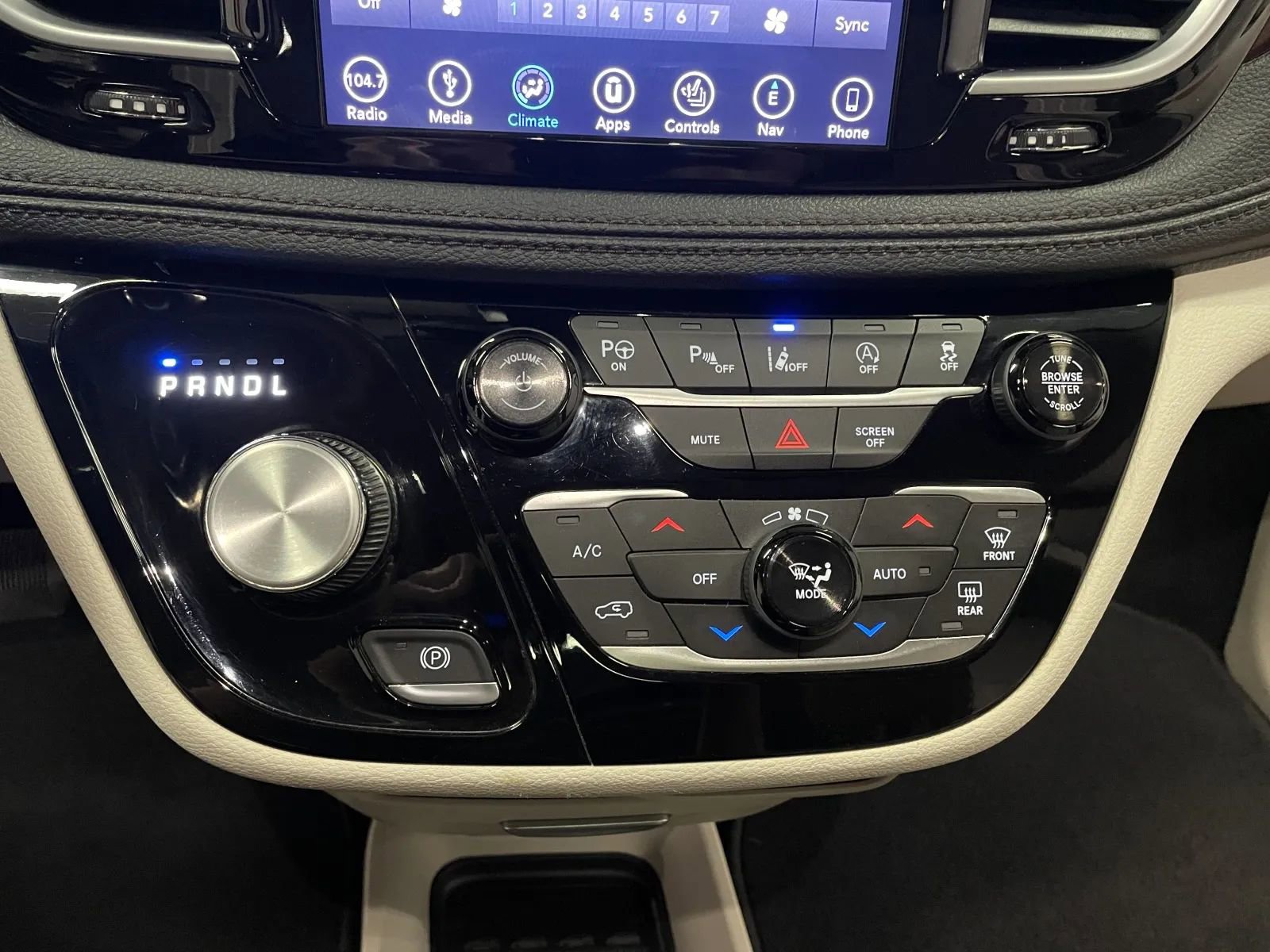 Used 2019 Chrysler Pacifica Limited w/ Tire & Wheel Group image 32