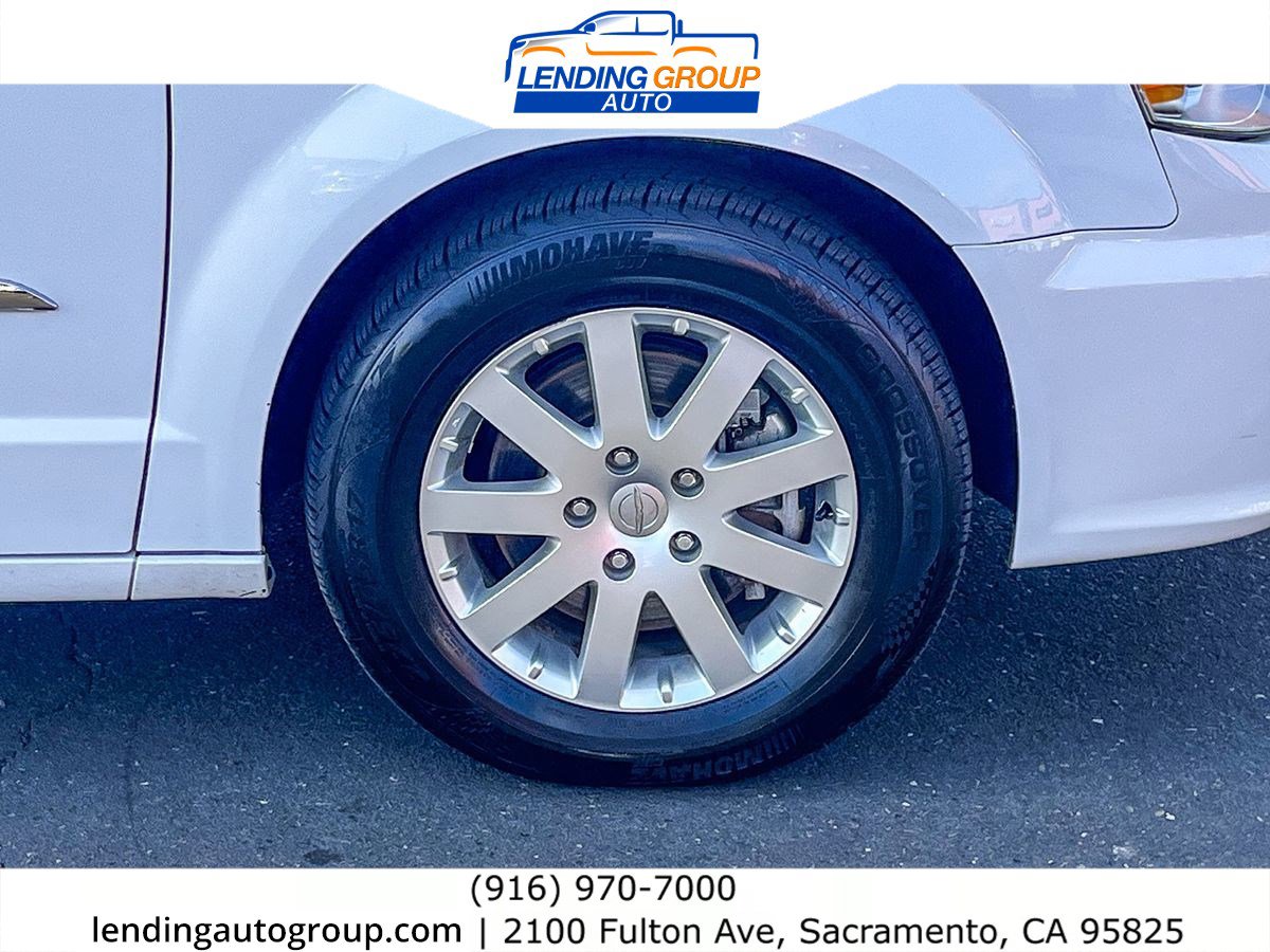 Used 2016 Chrysler Town & Country Touring image 9