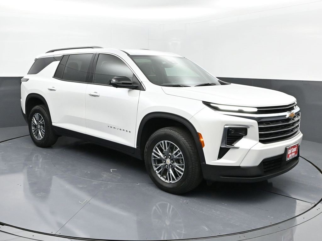 Used 2024 Chevrolet Traverse LT image 2