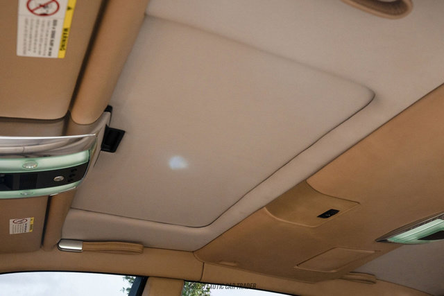 Used 2005 Rolls-Royce Phantom Sedan RWD image 32