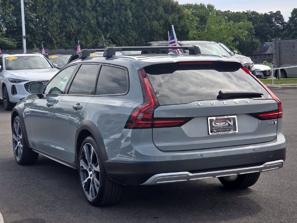 Used 2025 Volvo V90 B6 Cross Country Ultra AWD/4WD image 6
