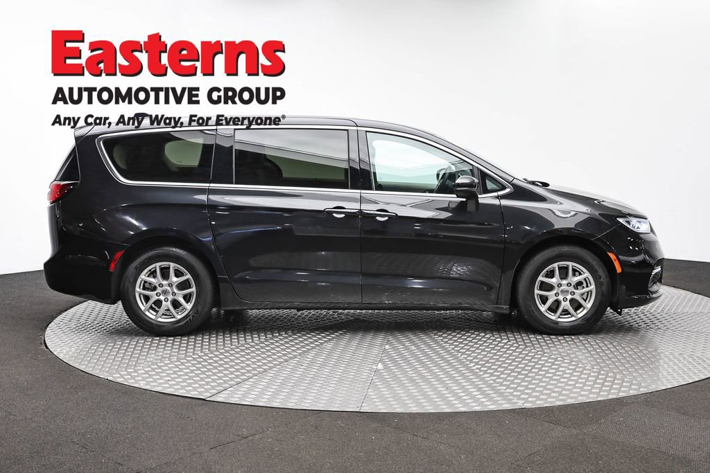 Used 2023 Chrysler Pacifica Touring-L FWD image 4