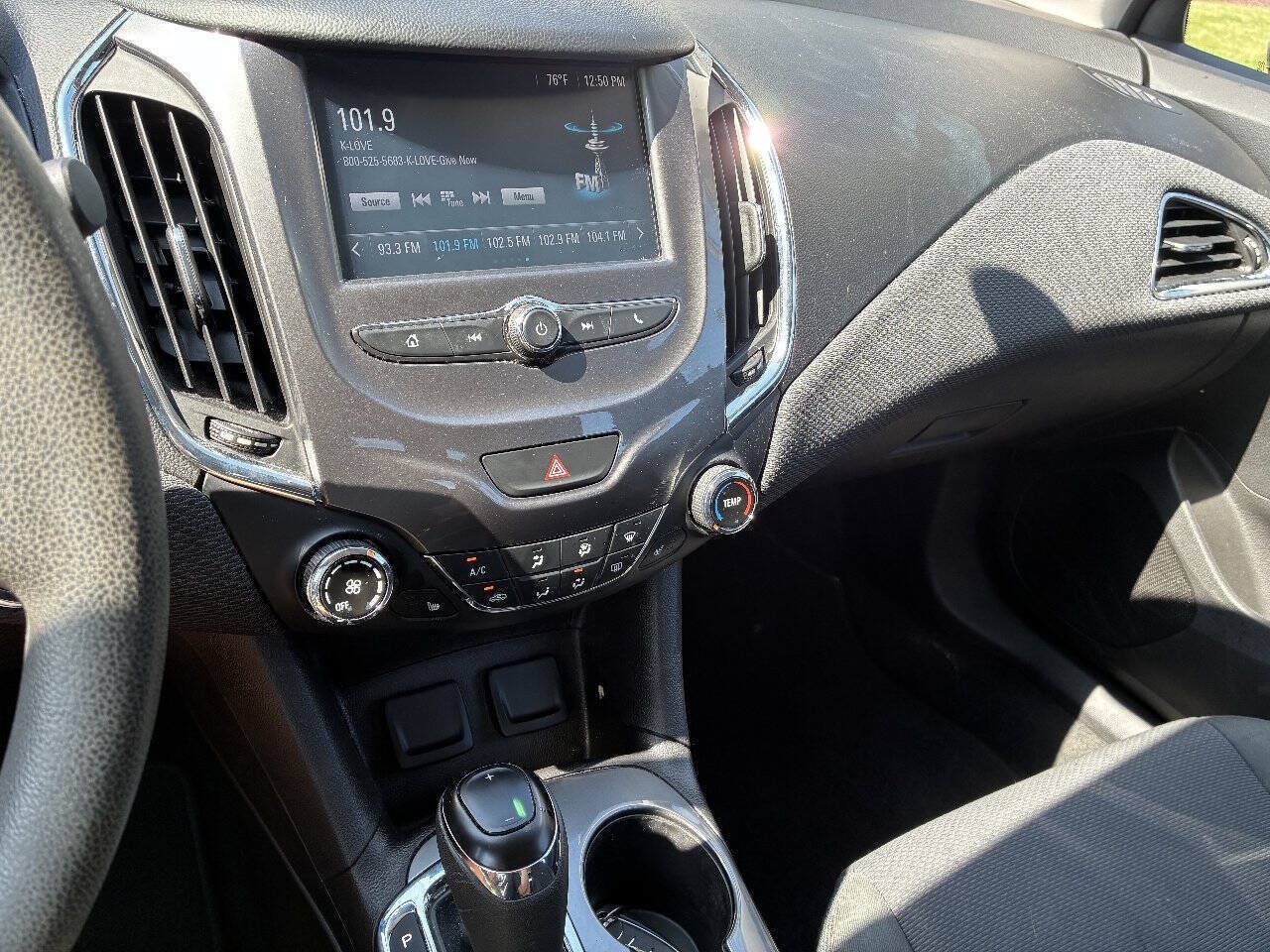 Used 2018 Chevrolet Cruze LT w/ Convenience Package FWD image 14