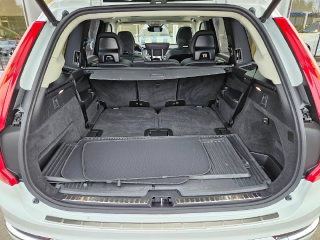 Used 2024 Volvo XC90 T8 Plus w/ Protection Package Premier AWD/4WD image 12