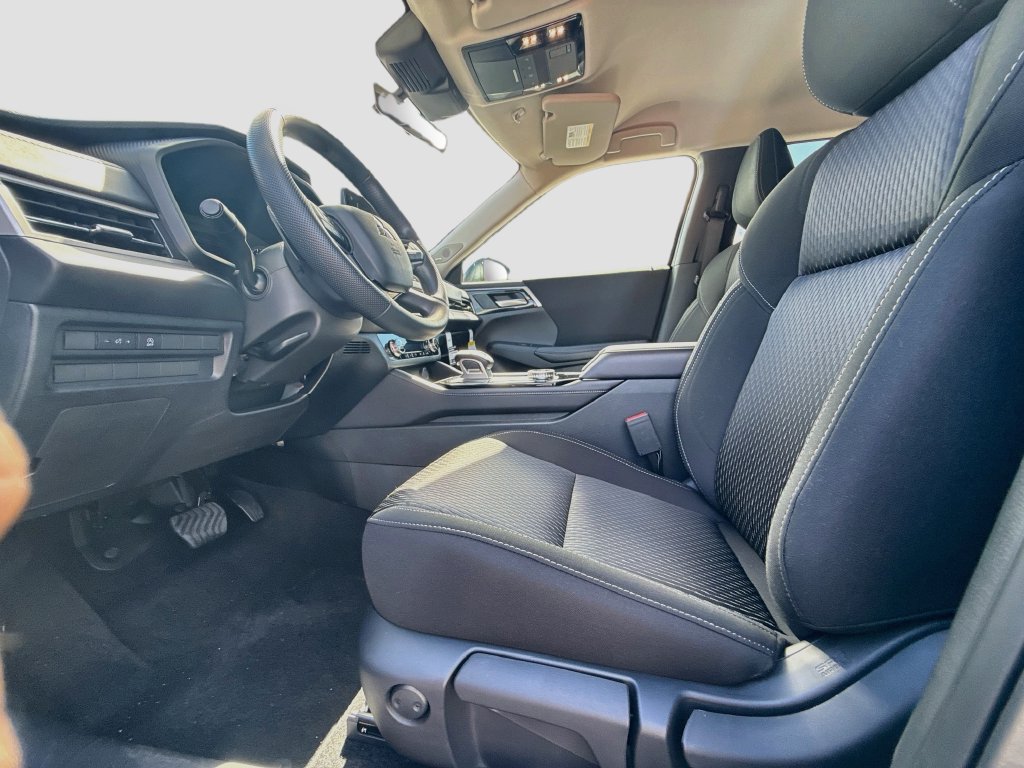New 2026 Mitsubishi Outlander ES FWD image 21