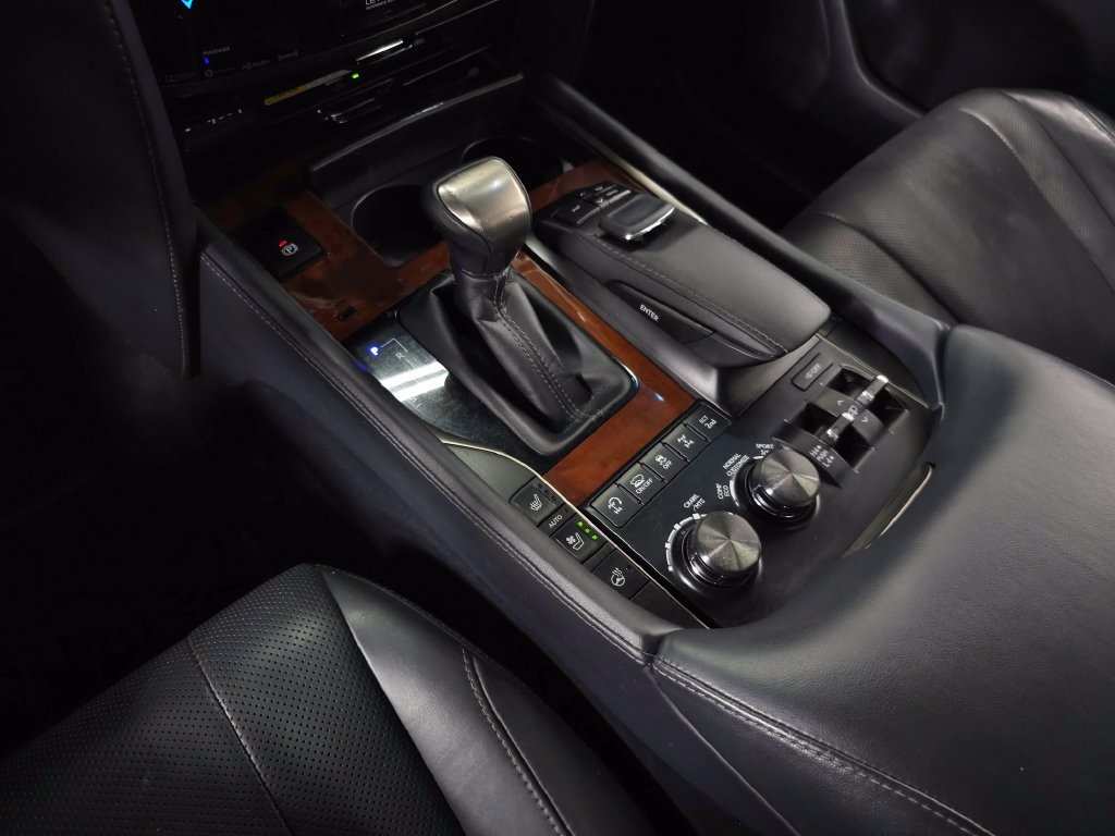 Used 2020 Lexus LX 570 4WD w/ Luxury Package image 31