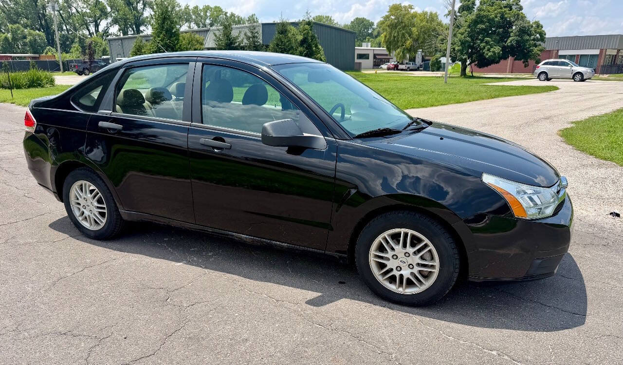 Used 2010 Ford Focus SE FWD image 5